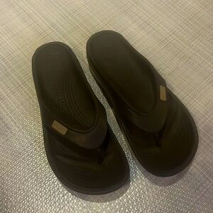 Crocs unisex   brown flip-flops Men's 9/Women's 11